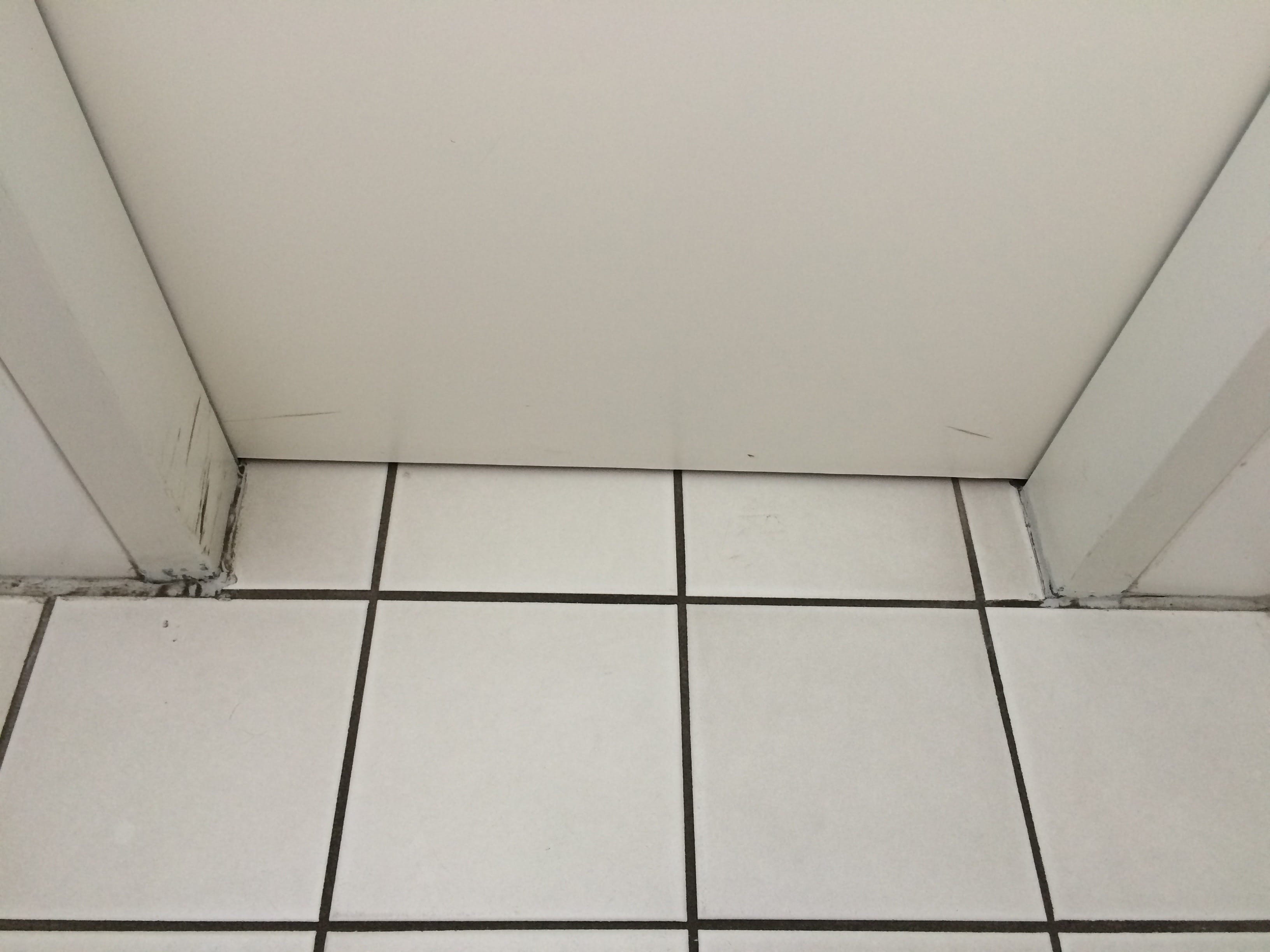 Toilettentüren Nr. 14: Bürogebäude im Hafen von Hamburg / Deutschland (2015)