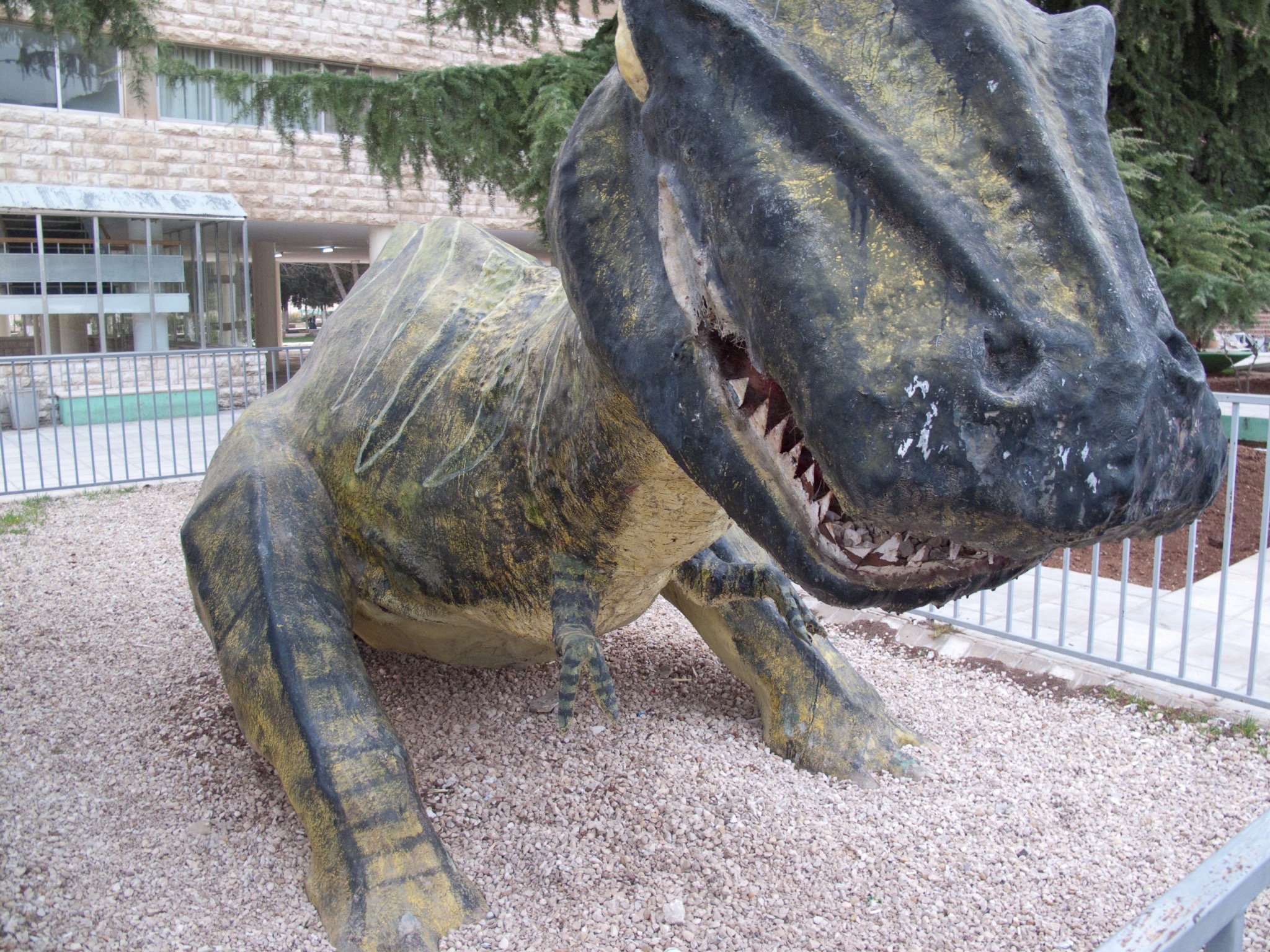 Ein Dinosaurier in der Universität von Amman, Jordanien